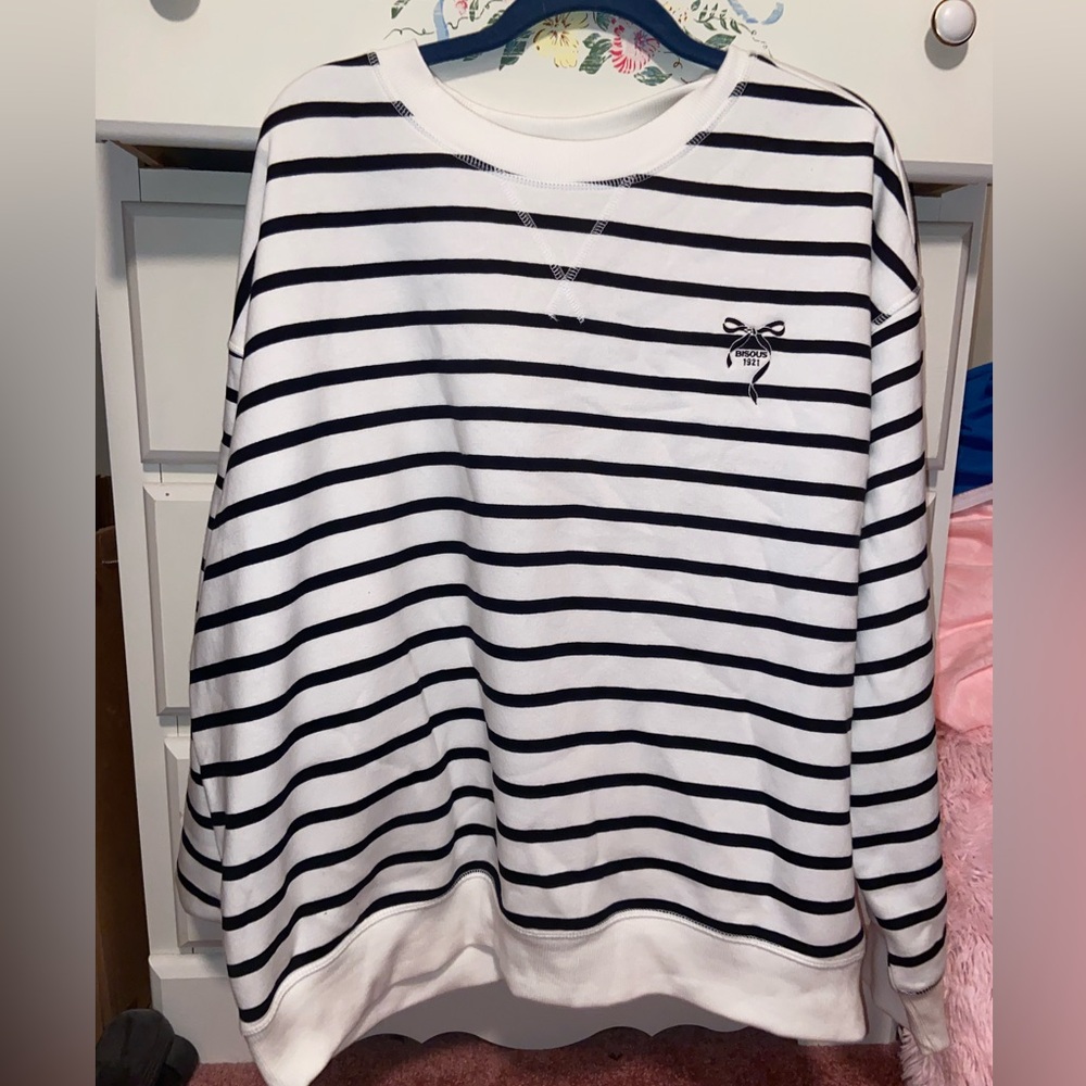 NWT H&M black and white striped sweatshirt, with bows. Size XL. Oversized
